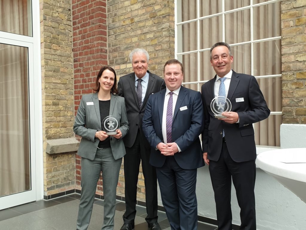 Klaus Haddick (DNLA) und Oliver Grubert (Selecteam) bei der Überreichung der DNLA-Awards dn den DWD - Deutschen Wetterdienst.