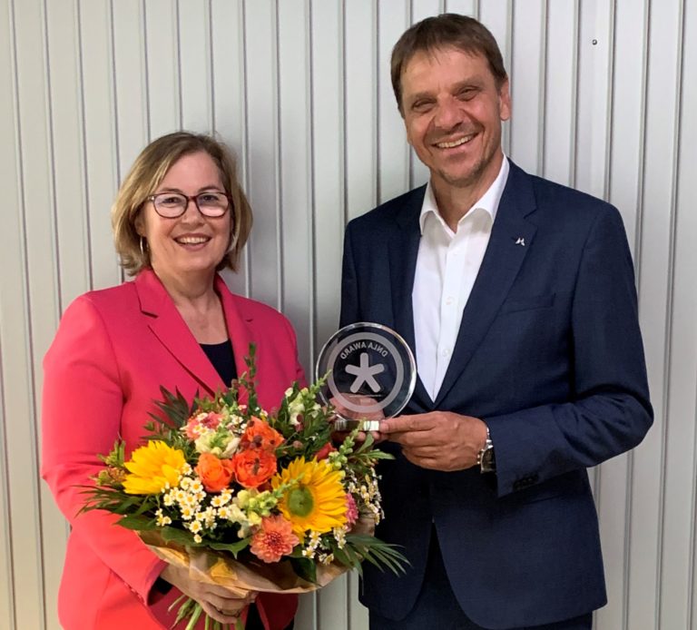 DNLA-Beraterin Astrid Voss übergibt den DNLA-Award an Ihren Kunden, die Provinzial Rheinland Versicherung.
Armin Leienbach, der Leiter des Bildungszentrums der Proinzial Rheinland Versicherung, nimmt ihn stellvertretend für das dort aktive Team von DNLA-Beraterinnen und -Beratern entgegen.