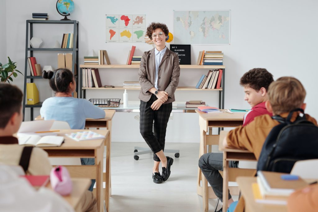 Lehrer und Lehrerinnen haben häufig einen starken Einfluss auf die Leistungen der Schüler und Schülerinnen.