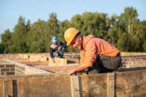 Sicher keine Lösnug gegen den Fachkräftemangel: Schuften bis ins hohe Alter. Eine bessere Alternative ist Qualifizierung.