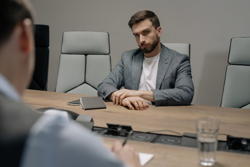 Symbolbild für Bossing - wenn Führungskräfte ihre Mitarbeiter fertig machen.