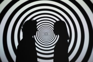 Illustration für den "Barnum-Effekt": Wie sehe ich mich selbst? Was ist Wahrheit, was ist Täuschung?