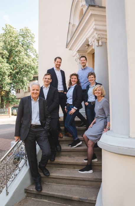 Das Kernteam der DNLA GmbH, im Vordergrund der Inhaber und geschäftsführende Gesellschafter Klaus Haddick, vorne rechts seine Frau Marlies Haddick.