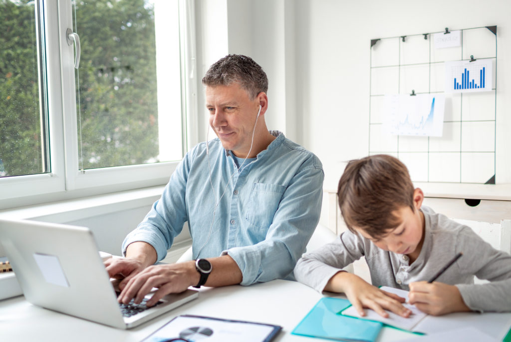 Noch einer der Homeoffice Vorteile: Vereinbarkeit von Familie und Beruf.
© epiximages_shutterstock.com_1907627170