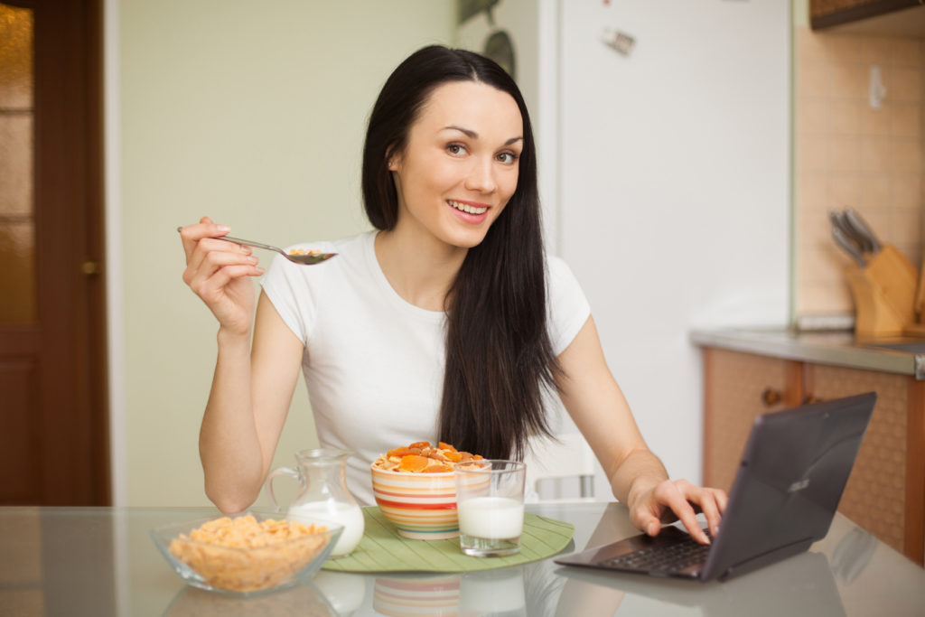 Einer der Homeoffice Vorteile: Eine gesündere Lebensweise. © Anastasia Bobrova_shutterstock.com_191218886