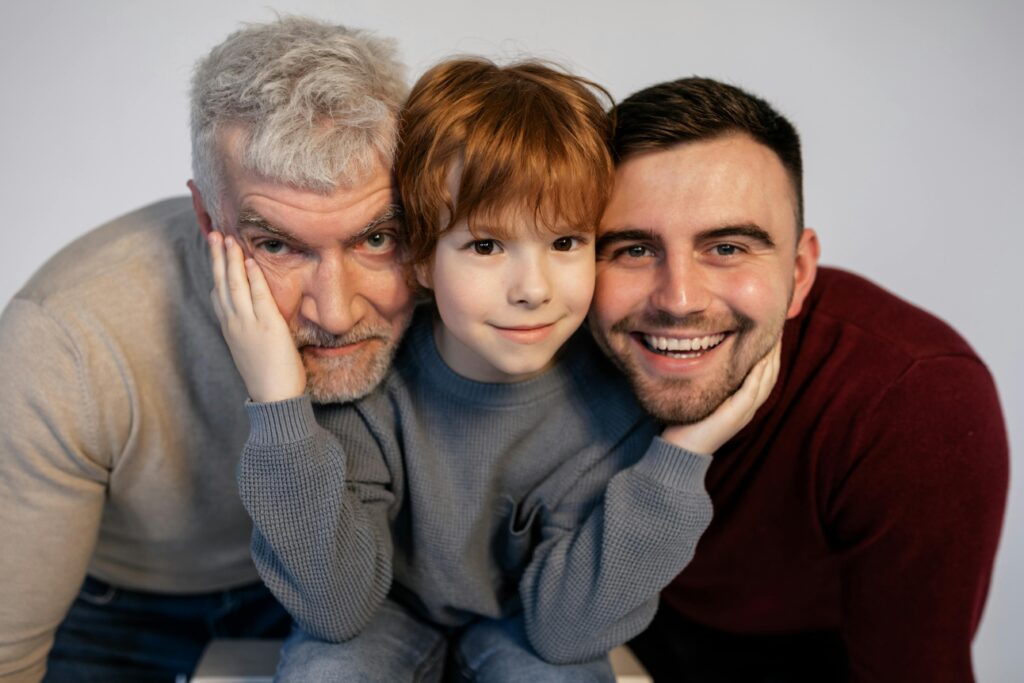 Das XYZ der Personalarbeit: Wie Sie den verschiedenen Generationen im Unternehmen gerecht werden. Fragen Sie sich, wie unterschiedlich die drei hier zu sehenden Generationen wirklich sind - wenn man nicht den Siebzigjährigen, den Vierzigjährigen und den Zehnjährigen miteinander vergleicht, sondern wenn man überlegt, was die drei im jeweils gleichen Alter an- und umtreibt.