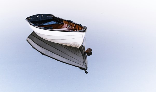 Symbolbild für ein Unternehmen, das in wirtschaftliche Schieflage geraten ist: Ein altes Boot. ...doch ist es dann eine gute Strategie, "alle Mann von Bord gehen zu lassen"?: Warum Entlassungen nicht der richtige Weg sind, wenn es im Unternehmen nicht läuft. 